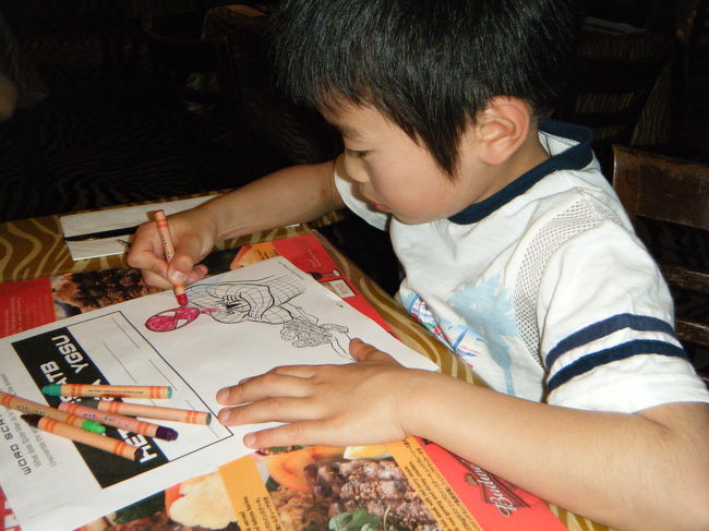 DFSまでバスで移動し、ここで解散です。<br />プラネットハリウッドに行きました。バスで降りたところから一番離れていたのでたくさん歩きました。<br />しかも、入り口がわからないため、うろうろしちゃいました。一番奥のシャンパンバーから階段を上ってすぐです。<br />子供に、塗り絵を貰いました。そこに、アルファベットを並び替えて文章を作るクイズがあり、時間つぶしできました。