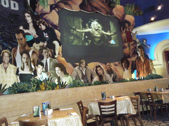 お店の中です。<br />1時過ぎでしたが、日本人ばかりでした。