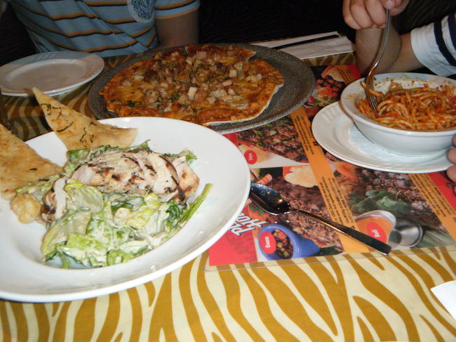 子供は、キッズメニューからカレーを選びましたが売り切れで、またパスタにしました。<br />ほかは軽くピザとシーザーサラダにしました。<br />