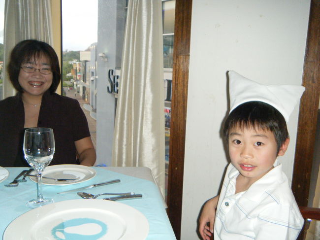 6時から、らふらんすにてディナーです。<br />テーブルのナプキンが珍しくかぶってました。<br />うさぎみたいです。<br />ここでは、ワインをボトルで頼みました。飲みきれるか心配だったのでto goできるか聞くとokとのこと。でも結局美味しくて全部飲んでしまいました。