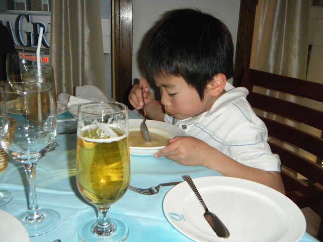 子供は、キッズメニューです。<br />まず、コーンスープです。<br />普段あまり飲まないのですが、ここのは美味しかったらしく大人用のパンをつけてまで食べてました。