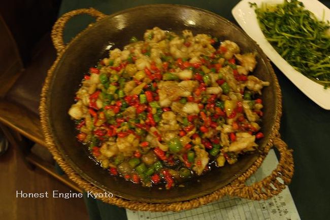 小米椒石爆牛蛙。<br />唐辛子を避けて、蛙だけをたべると美味しいです。<br /> <br />