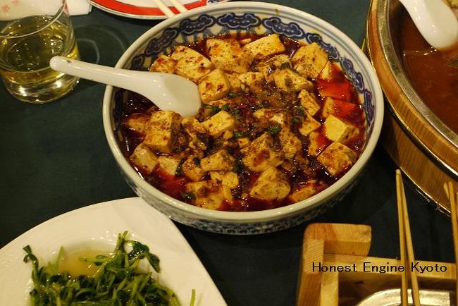 麻婆豆腐。<br />日本の麻婆豆腐の味付けとは全く違う。<br />黒く見えるのが激辛で、避けて食べることお勧めします。