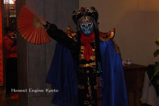 午後７時前後から「変臉（びえんりぇん、京劇のお面を踊りながら瞬間的に変える。）」ショーがあります。