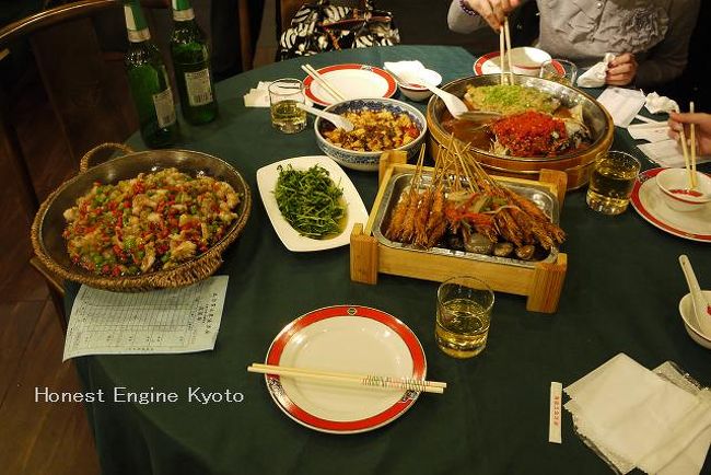 テーブル一杯に並んだ料理。<br />青島ビールなども頼んでもとっても安く、お値段は庶民的です。