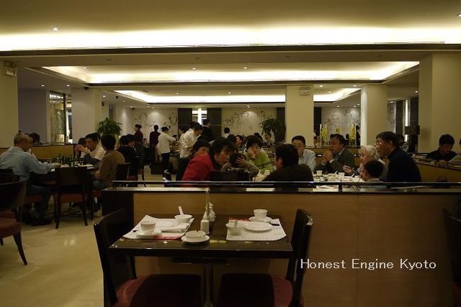 店内はシンプルで、とてもモダンな雰囲気です。 