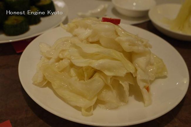 キャベツの漬け物。<br />ただのキャベツに見えますが、食べてみるとほのかに辛い。