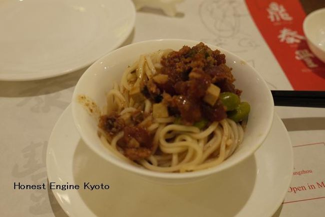 ピリ辛胡麻だれ麺。<br />麺はピーナッツ風味。<br />ピーナッツの香りと、辛めの胡麻だれが食欲をそそりります。