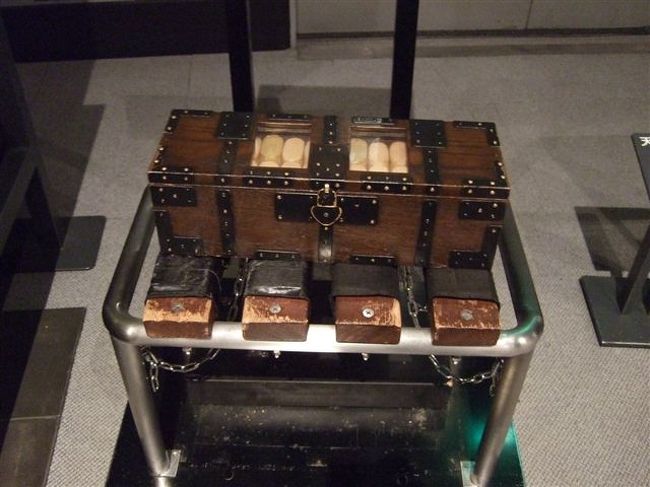 【江戸ゾーン】<br /><br />千両箱<br /><br />持ってみましょう。<br />どれくらいの重さだと思います？