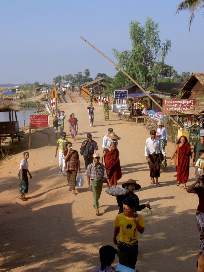 翌朝、パテインからチャウンターへ路線バスで向かいます。<br />パテインとチャウンターは40kmぐらいしか離れていないのに、バスだと3時間くらい掛かります。<br />なぜそんなに時間が掛かるかというと、山を越えないとダメだから。<br />おんぼろの路線バスの屋根の上に乗って、山道をゆっくりと登っていきました。<br />これはバスの屋根の上からの風景です。<br />この橋の手前で乗客はみんなバスから降ろされ、歩いて橋を渡らなければなりません。<br />橋を渡ると再度バスに乗車して、チャウンターを目指します。<br />この橋は、乗客ありのバスの重さに耐えられないということか?<br />お坊さんも歩いて渡らなければなりません。
