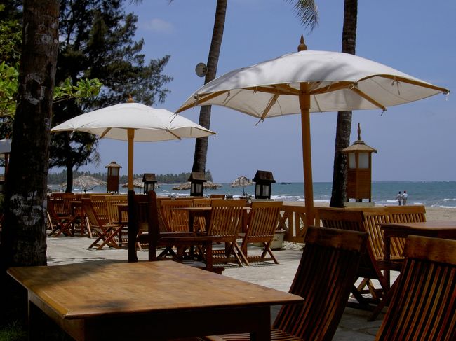 チャウンターでは、ライライ・チャウンター・ビーチ・ホテルに泊まりました。<br />1泊15US$でしたが、コテージ方式なので部屋のドアを開けると10秒でビーチに出られます。<br />レストランもビーチサイドにあり、雰囲気は良いです。