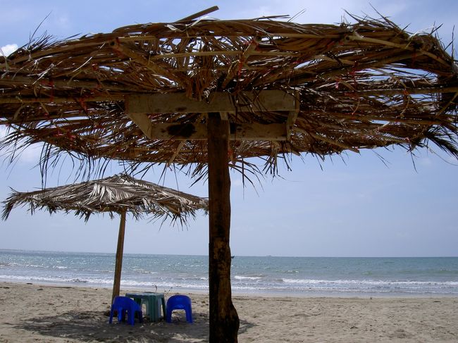 パラセールもジェットスキーもバナナボートも見かけません。<br />ミャンマー人の子供達か泳いでいるのと、エビやカニを焼いたものをお盆に載せて、おばさんが売り歩いているぐらいの静かなビーチです。<br />