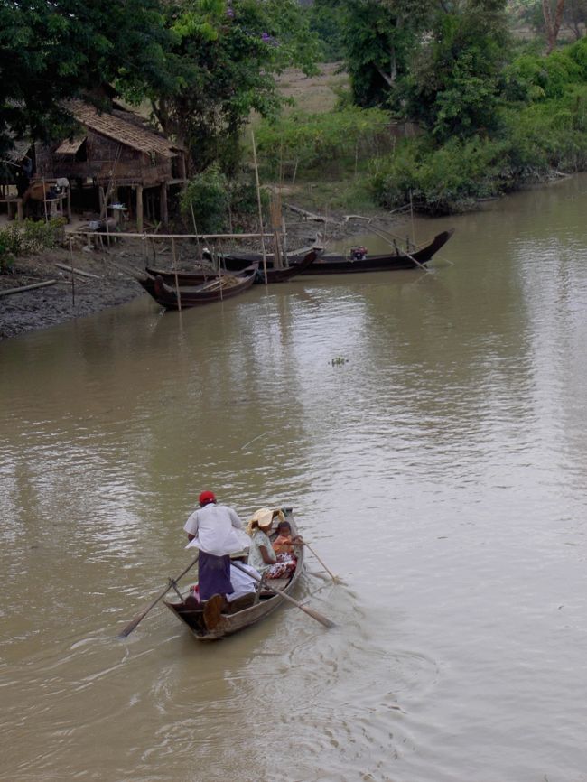 子供もオールを持って舟を漕いでいます。<br />家族かな?
