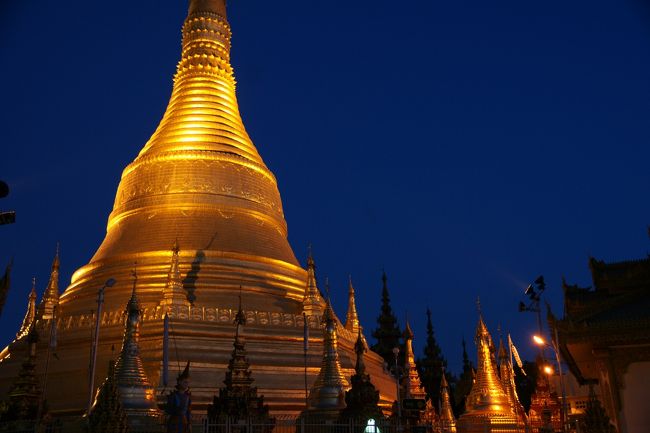 パテインまでの路線バスは揺れがひどい!<br />道は悪いとはいえ、「このバスにサスペンションはちゃんとついているのかな???」というぐらい揺れて、お尻が痛くなりました。<br />そんなバスに4時間ほど乗って、パテインの街に到着。<br />あまり時間もなく、ほとんど観光ができませんでした。<br />唯一行けたのは、街の真ん中にあるシュエモートー・パヤーでした。<br />夜の闇に浮かぶパヤーがきれいです。<br />