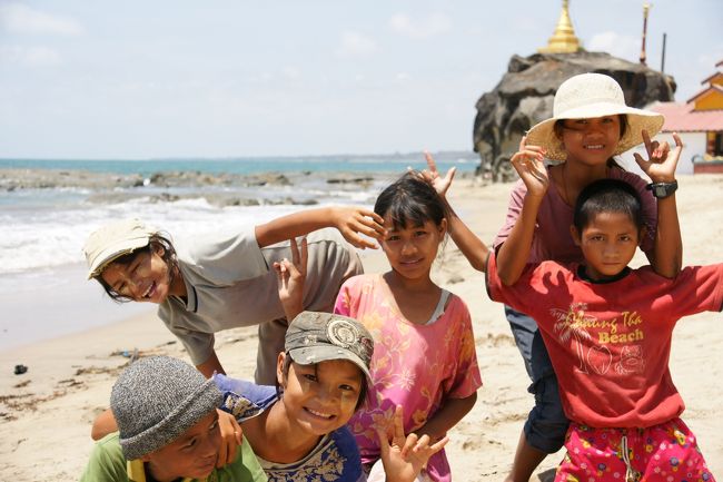 パヤーの写真を撮っていると子供達が寄ってきて、写真を撮ってくれと言われました。<br />まずはみんなそろってパチリ。