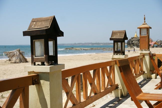 雨季が近く、やや季節外れとはいえ、一応ビーチリゾートなはずなのですが・・・<br />タイなどのビーチで見かける白人の旅行者も見なく、人はまばら。<br />海の水もすごくきれいとは言いがたいので、リゾートしたい人はガパリビーチやグエサウンビーチに行ったほうがいいかもしれません。<br />でも、私にはこの寂れた雰囲気が合っています。<br />おや、波打ち際にパヤーがある・・・<br />ビールを飲み終わったら行ってみよう。