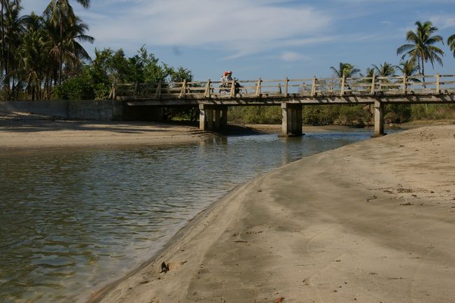 街外れに架かる木の橋。<br />小さな川が海へと流れ込んでいました。