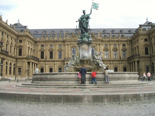 ヴュルツブルク：レジデンツ正面。<br />ホテルに荷物を置きまず向かったのが歩いて数分のここ、世界遺産。<br />正面の広場に建つフランコニアの泉。足元にはヴュルツブルクに縁の深いヴァルター・フォン・デア・フォーゲルヴァイデ（吟遊詩人）、ティールマン・リーメンシュナイダー（彫刻家）、グリューネヴァルト（画家）の像。