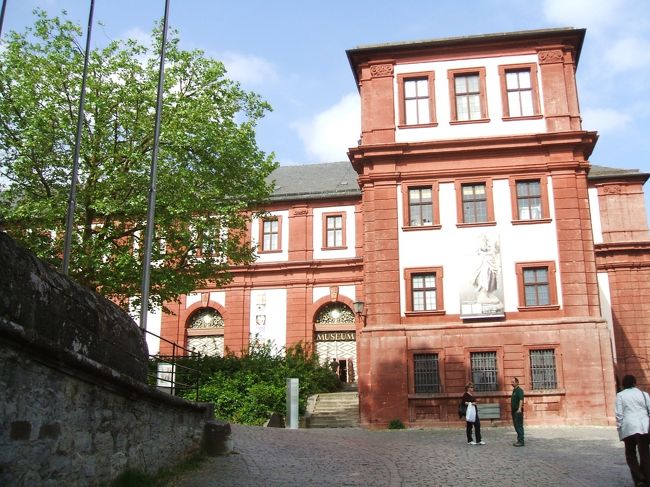 ヴュルツブルク：マイン・フランケン博物館。<br />中世ドイツ最高の彫刻家といわれるティールマン・リーメンシュナイダーの作品が多く所蔵されている。<br />１４６０年頃生まれ１５３１年この地で死去。１５２０年にはヴュルツブルク市長になっている。１５２５年の農民戦争ではヴュルツブルク市と共に農民側に付き司教側に破れ獄に入る。彼の作品はローテンブルクの聖ヤコブ教会の「聖血の祭壇」、クレクリンゲンのヘルゴット教会の「聖母マリア昇天の祭壇」などロマンティック街道沿いの町やフランケン地方に多く見られる。