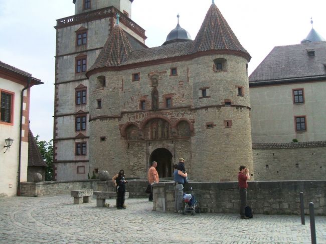 ヴュルツブルク：マリーエンベルク要塞。<br />シェレンベルク門。１４８２年。司教シェレンベルクの名に由来する。