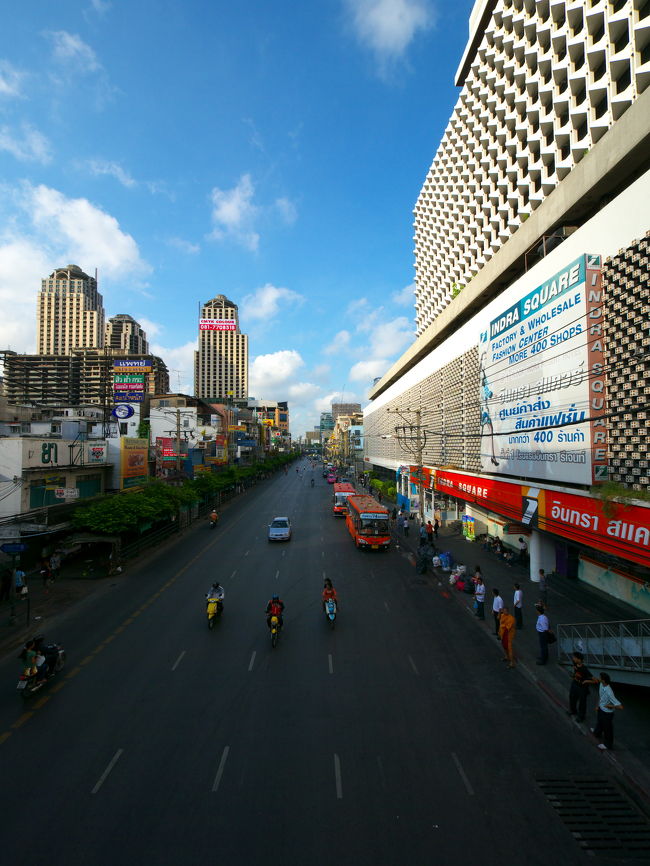 １４日朝のバイヨークスカイホテル付近の道路です。立てこもっているエリア付近なので車は少なめです。<br />
