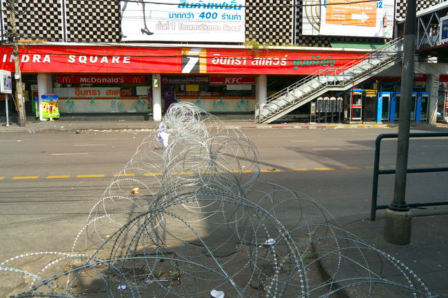 痛々しい鉄条網です。