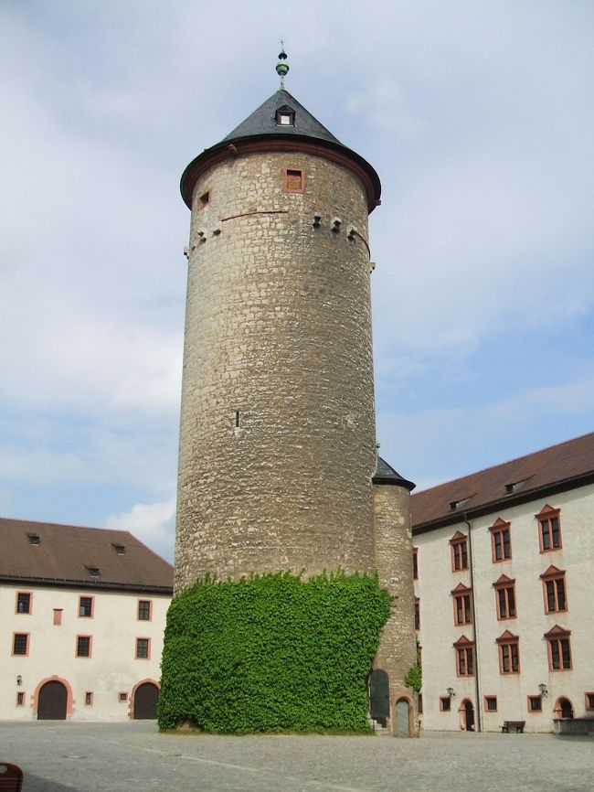 ヴュルツブルク：マリーエンベルク要塞。<br />ベルクフリート（主塔）。牢獄にも使われた。彫刻家でヴュルツブルク市長も勤めたリーメンシュナイダーも１５２５年の農民戦争で農民側に与したため捕らえられ、この塔に閉じ込められたことがあるそうだ。
