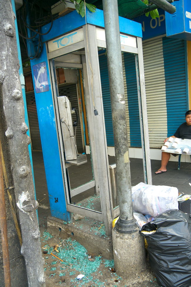 電話ボックスも粉々に。