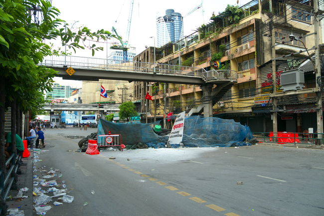 デモ側のバリケードです。タイヤに竹を突っ込んで作っています。投げるための石とかが沢山置いてあります。