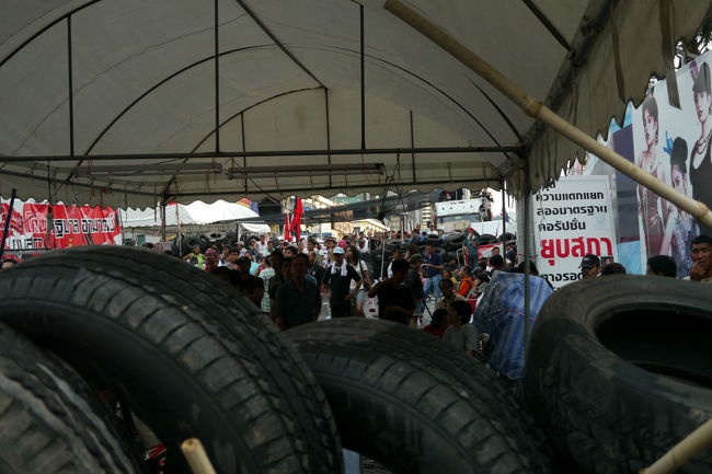 軍が攻めてくるのに待機するデモ隊