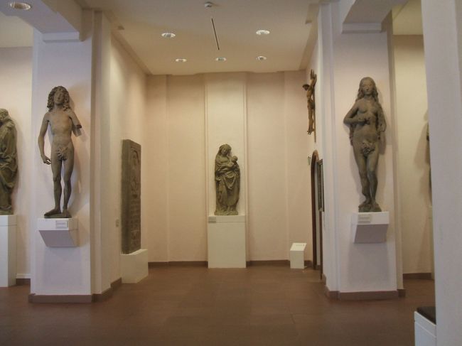 ヴュルツブルク：マイン・フランケン博物館。<br />リーメンシュナイダー作アダムとエヴァ像。奥はキリストを抱くマリア。