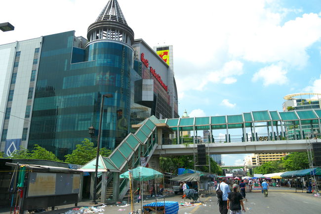 こんなでかい百貨店みたいなところも休業<br /><br />きっと長いこと営業できてないんでしょうね。<br /><br />テロじゃないのかもしれないけど、「あんたらここで働いている人のことをちょっとは考えなよ」って感じです。<br /><br />