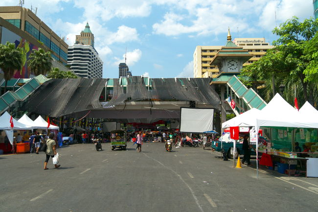 この中にデモ隊の講演会場があります。