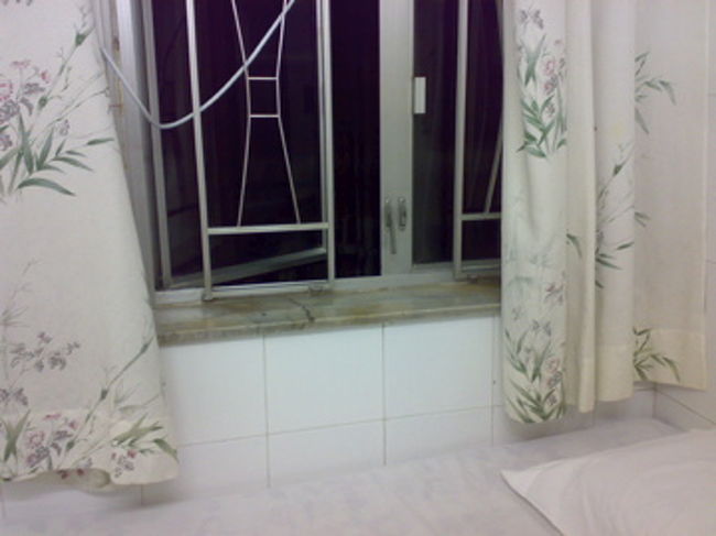 2畳ほどの部屋＋0.5畳ほどのスペースにシャワーとトイレと洗面台。<br /><br />　1泊（AC&amp;ファン/TV付）HK$120 (\1,560)<br /><br />が、コンパクトすぎるバスルームに尋常じゃなく気が滅入り、明日は重慶招待所に移動しようと心に決める。