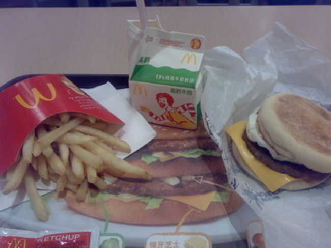 とりあえずご飯を食べにGO。<br /><br />お店探しも面倒くさくなり、、、マック。<br /><br />夜なのに朝マックでおなじみのソーセージエッグマックマフィンが！<br /><br />　HK$26.9 (￥349)<br /><br />ミルクのパッケージのドナルド、さっそくうそくさい〜（喜）。