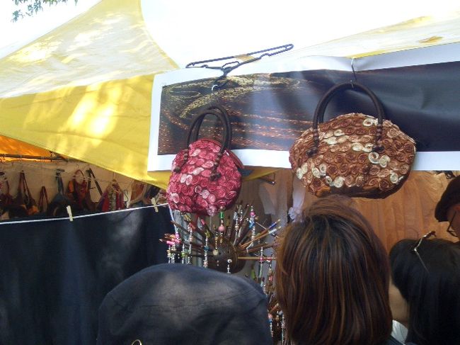 バッグやら色々あって全部見れません！<br />それにすごい人！