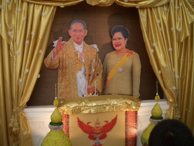 プミポン国王夫妻〜〜！サワディ〜カ〜<br />（お分かりの通り写真です）<br />ここはタイ王室プロジェクトのブースです。