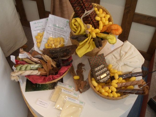 日本のシルク製品に比べて派手だしデザインもかわいくて好きです。