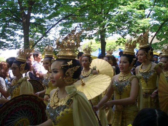 ボヤっとしてると大名行列が！<br />慌ててカメラ出しましたが、先頭の白の女王（アリスインワンダーランドの）のような女性達は間に合わず・・・