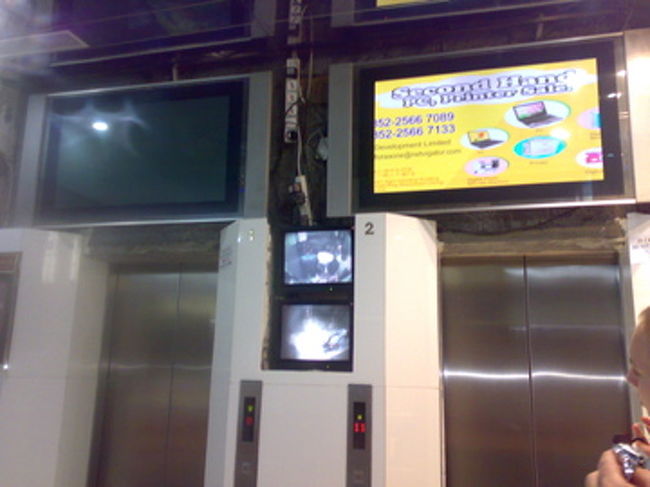 エレベーターはいつも行列してるし、満員だし、階段でもいける階じゃないとなかなか大変かも。<br /><br />1Fでは警備員が交通整理してくれる。<br /><br />監視カメラもパブリックビューイング状態。