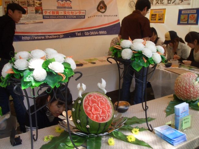 お見事！カービングです。<br />いつもは料理の皿に乗っているのしか見たことなかったんですが、こんな大きな芸術品は初めてです！<br />向かって右側の欠けてる丸いのが・・・