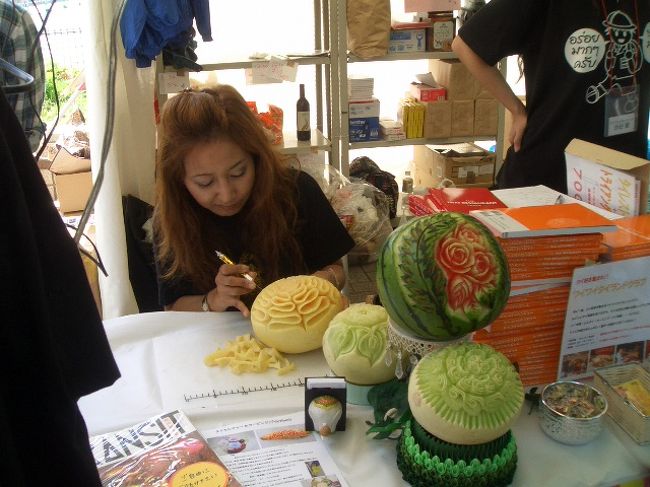 真剣に彫ってらっしゃる・・・<br />一人前になるまでどれぐらいかかるんでしょうね？