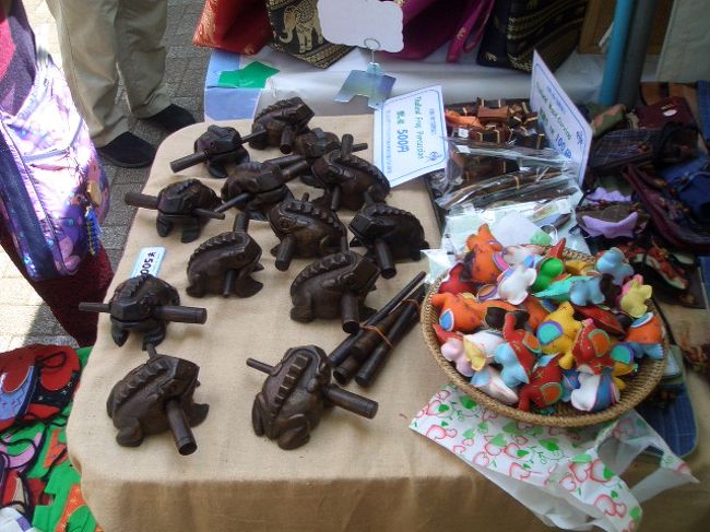 カエルの背中を棒で転がすとカエルの鳴き声がします。<br />年配のご夫婦が真剣に買うのを悩んでました（＾＾；）