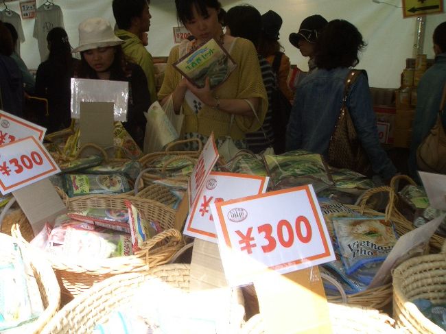 カップラーメンとかカップスープとか、みなさんしこたま買い込んでました。<br />又、このお店の袋が赤地にとうがらしの絵でかわいいんですよ。<br />だから、余計に袋欲しさに買ったりするのかな？とも思いました。