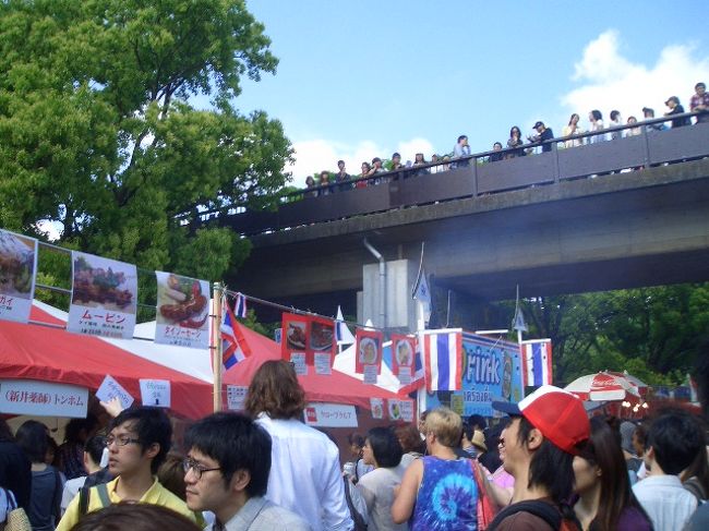 すごい人・人・人・・・<br />フト上を見上げると！！<br />歩道橋の上にはたくさんの人！