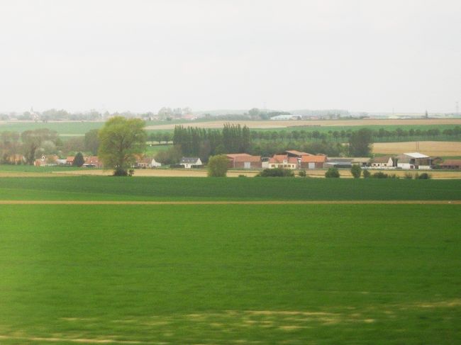 ロンドンから乗ったユーロスターは、先頭車以外にはモーターが無いためかとても静かで、いつの間にか眠ってしまいました。なので海峡を渡るトンネルをいつ渡ったのか覚えていません。気が付くと列車はフランスの大地を力走していました。