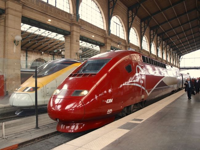 乗ってきたユーロスター（左）の横にはブリュッセル行きの真っ赤なタリスが停まっていました。