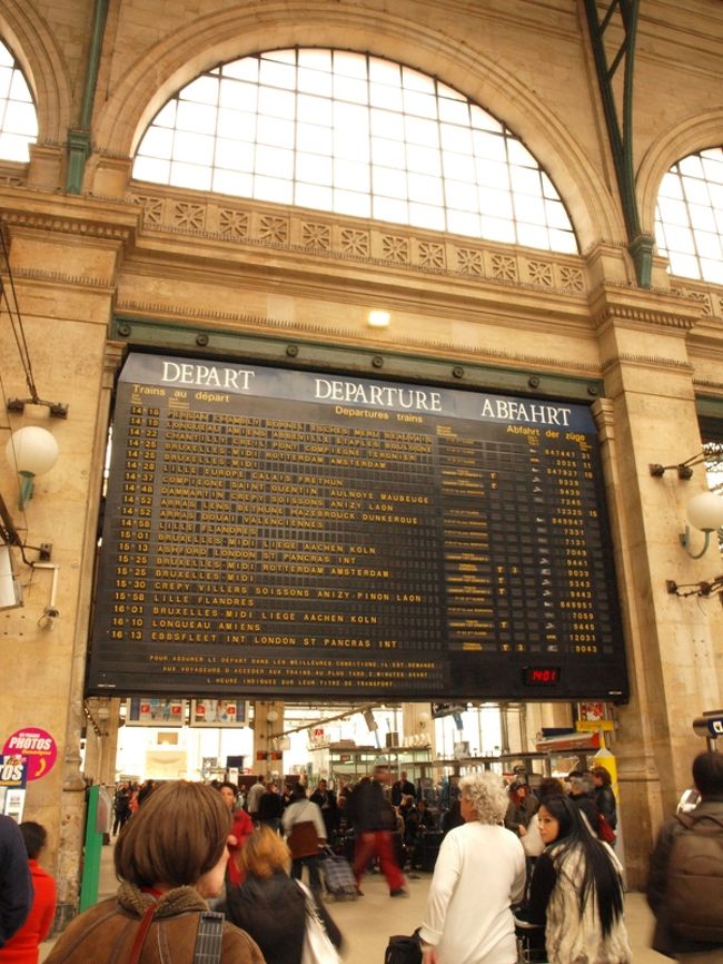 旅情をかきたてる列車出発案内板