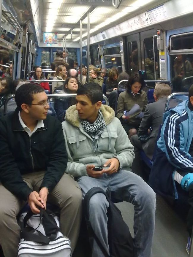 パリのメトロでガルニエ宮（オペラ）まで。携帯でさりげなく隠し撮りしました。写された人、ごめんなさい。