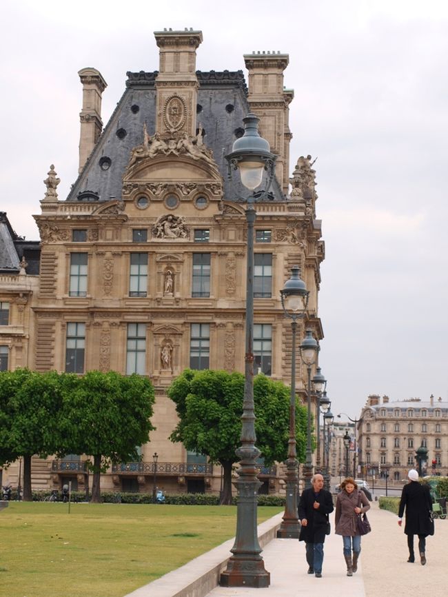 パリで携帯SIMをゲット。夕方（といってもまだ明るい）から散歩開始。まずは歩いて行けるルーブル。